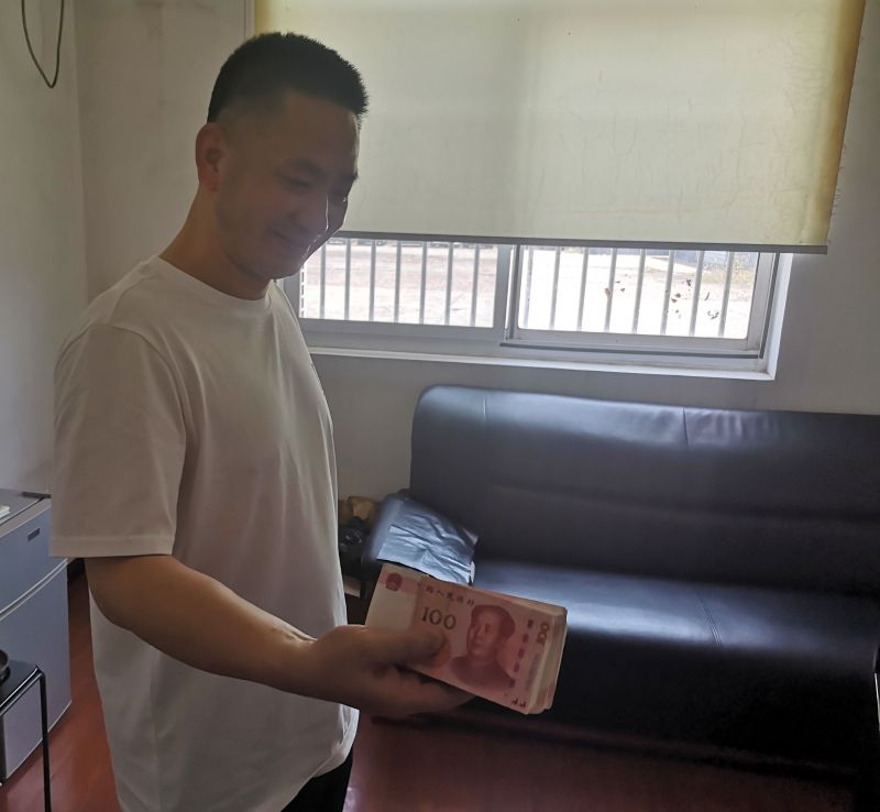 點贊！拾金不昧好的哥 萬元現(xiàn)金物歸原主